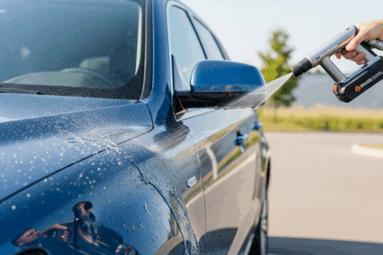 Akku-Hochdruckreiniger zum Auto waschen im Einsatz