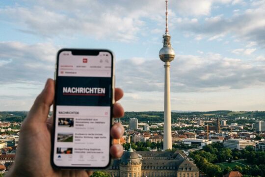 Digitale Nachrichten Baden-Württemberg heute auf einem Smartphone, davor der Stuttgarter Fernsehturm und die Skyline der Landeshauptstadt.