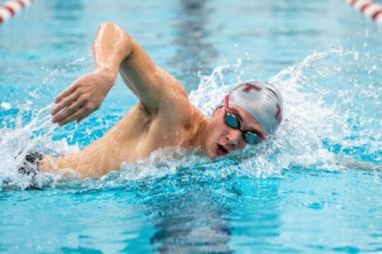 Jamie Brinsfield beim dynamischen MIT Schwimmen: Er durchbricht kraftvoll das Wasser, fokussierter Blick, energiegeladene Spritzer.