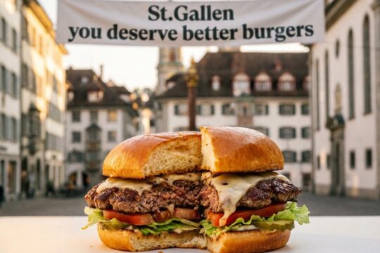 Appetitlicher Smash Burger mit karamellisiertem Patty, Käse und Gemüse, im Hintergrund der St. Galler Marktplatz. Der Rondelle St. Gallen Burger.