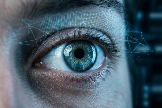Ein menschliches Auge mit Iris im Fokus, umgeben von futuristischen blauen Scan-Linien. Es visualisiert die sichere Verifizierung im OpenAI sozialen Netzwerk zur Bot-Bekämpfung.