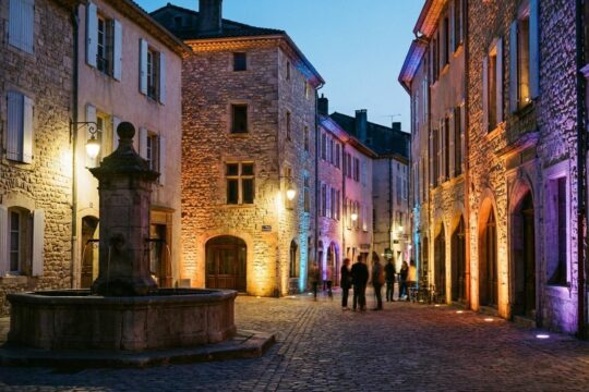 Intelligente Lichtsteuerung Dorfplatz erhellt einen malerischen Platz am Abend. Dynamische LED-Beleuchtung lässt Fassaden und Brunnen lebendig erstrahlen.