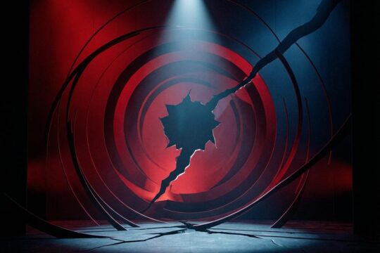 Moderne Bühnenästhetik für Don Giovanni Chemnitz: Rot-blaue Farbflächen, fragmentierte Kreise, ein Lichtkegel symbolisiert tiefgreifende Veränderungen.