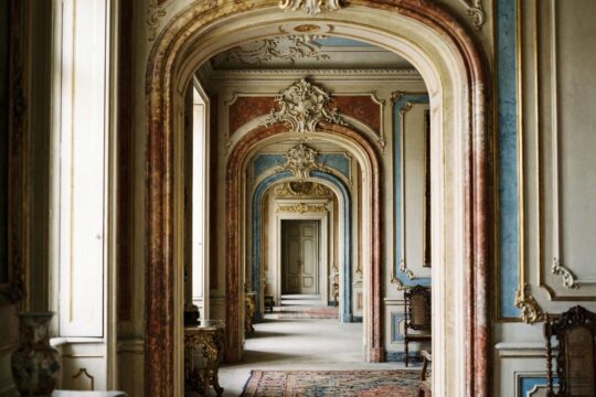 Opulente Raumflucht eines italienischen Palastes mit Stuck, Goldblatt und Marmor. Diffuses Licht betont die Architektur, ideal für den Bildband Italian Palaces.