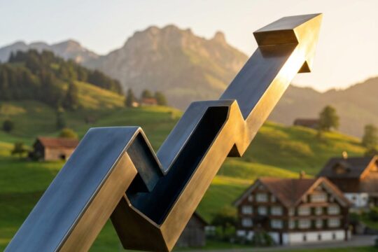 Abstrakte, aufsteigende Skulptur aus Metall symbolisiert Wachstum des Appenzeller Kantonalbank Geschäftsergebnisses 2025 vor Appenzeller Bergen.
