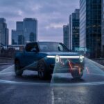 Dunkelblauer Rivian R1T mit futuristischen Lichtstrahlen vor Finanz-Skyline. Ein fallender Börsenchart verdeutlicht die kritische Rivian Aktie Analyse.