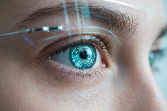 Fokussiertes Auge mit digitalen Mustern in der Iris. Gezieltes Augentraining mit einem modernen Augentraining Gerät.