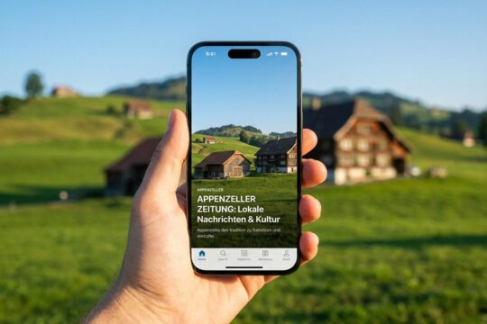 Eine Hand hält ein Smartphone, dessen Display aktuelle Nachrichten Appenzellerland zeigt und idyllische grüne Hügel und Holzhäuser der Region widerspiegelt.