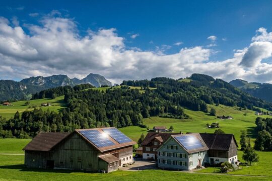 Sonnenverwöhnte Hügel von Appenzell Ausserrhoden mit Bauernhäusern, deren Solarpaneele das kantonale Energiekonzept vorantreiben.