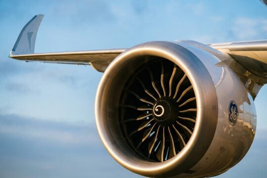 Nahaufnahme des GE9X-Triebwerks einer Boeing 777X mit massiven Turbinenschaufeln und dem neuen Kohlefaserflügel. Diese fortschrittliche Boeing 777 Technik beeindruckt.
