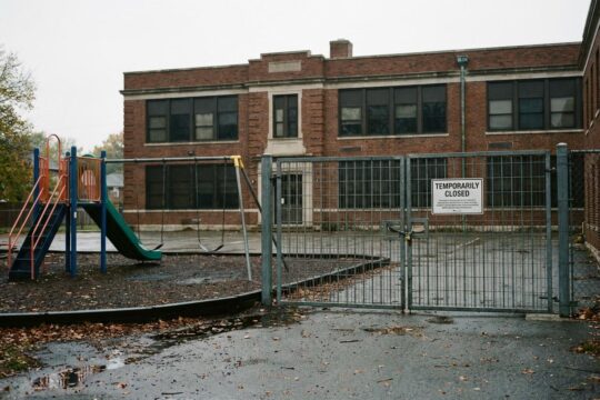 Primarschule Reute geschlossen: Ein verriegeltes Metalltor, menschenleere Schaukeln und ein stilles Schulgebäude zeigen die Sperrung.