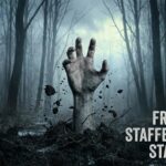 Eine blasse Hand bricht aus dunkler Erde im Wald hervor, ein beklemmendes Bild, das die Spannung vom From Staffel 4 Start Deutschland widerspiegelt.