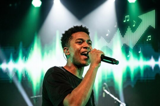 Eine junge Person performt leidenschaftlich auf einer Bühne, um die Popmusik in Sachsen zu fördern. Grüne Lichter und Noten symbolisieren den Fortschritt.