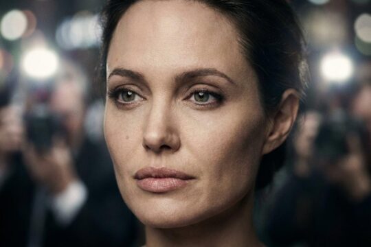 Das nachdenkliche Porträt einer prominenten Frau, ihr Blick voller Tiefe und Verletzlichkeit, spiegelt die wahren Herausforderungen hinter den aktuellen Star-News wider.