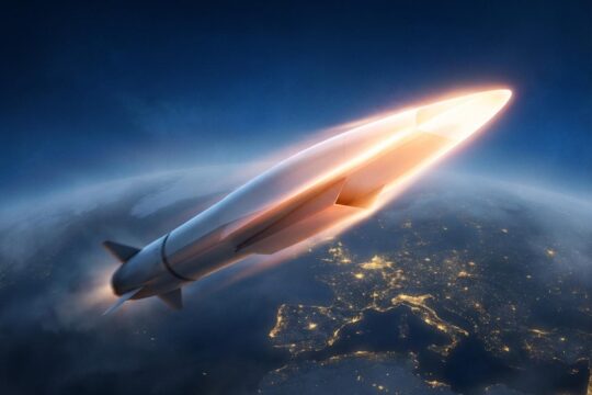 Eine glühend-weiße Hyperschallrakete für Europa durchpflügt dynamisch den Dämmerungshimmel über angedeuteten europäischen Städten. Sie symbolisiert neue Verteidigungsstärke.