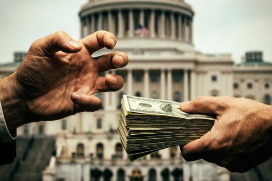 Angespannt ringende Hände über US-Dollar-Banknoten vor dem Kapitol. Es visualisiert den Streit um Finanzierung US-Einwanderungsbehörden.