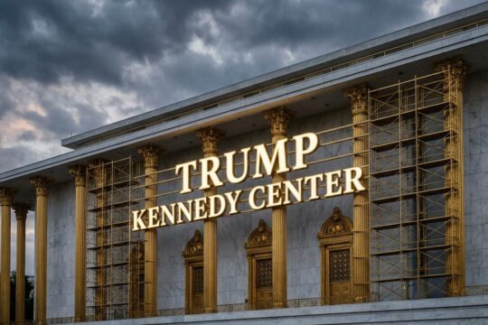 Der Trump Kennedy Center Umbau: Goldene Architekturelemente und Baugerüst zieren die weiße Fassade. Neues "Trump Kennedy Center"-Schild prangt.