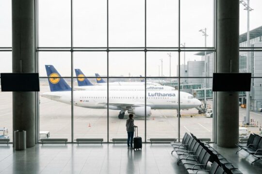 Leerer Abflugterminal in Frankfurt mit unbewegten Lufthansa-Maschinen am Gate. Ein enttäuschter Passagier blickt auf den Lufthansa Streik Frankfurt.