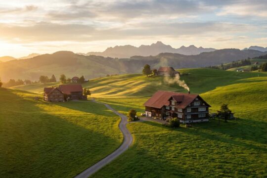 Stimmungsvoller Sonnenaufgang im Appenzellerland: Grüne Hügel, traditionelle Holzhäuser und der Säntis. Das sind die Schauplätze der aktuellen Nachrichten Appenzellerland.