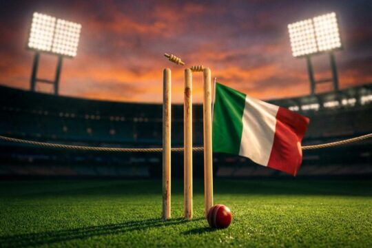 Angeschlagene Cricket-Stumps und Ball auf dem Feld. Eine wehende italienische Flagge feiert T20 World Cup Ergebnisse bei Flutlicht.