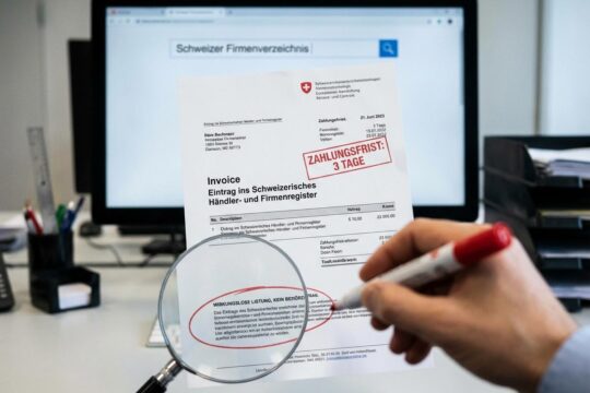 Eine Hand prüft eine gefälschte Rechnung mit Lupe und rotem Marker. Die kurze Zahlungsfrist und das Kleingedruckte entlarven die Adressbuchschwindel Masche.