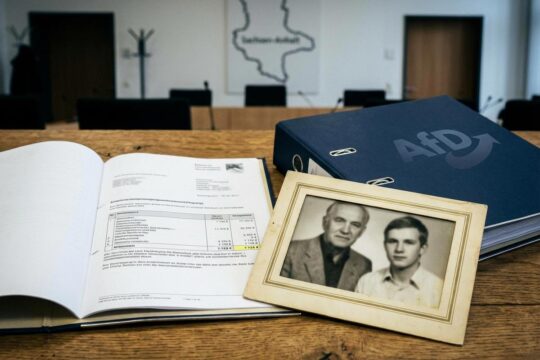 Offizielles Dokument mit 7.725 €, daneben ein Familienfoto (Vater & Sohn) und ein AfD-Aktenordner. Ein Bild zur AfD Vetternwirtschaft Sachsen-Anhalt.