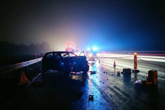 Tödlicher Unfall A3 Obertshausen: Blaue und rote Einsatzlichter auf nasser A3. Beschädigtes Fahrzeug und Absperrungen markieren die nächtliche Unfallstelle.