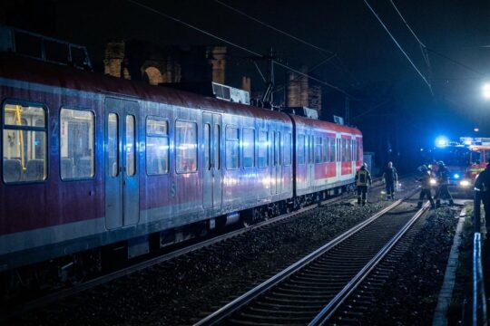 Nachts: S-Bahn steht am Bahnhof Mainz Römisches Theater. Blaulicht auf Gleisen. Einsatzkräfte nach dem Zugunfall Mainz Römisches Theater im Einsatz.