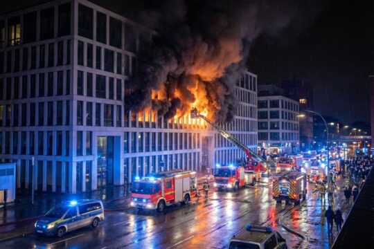 Nächtlicher Brand Sophienhof Kiel: Massiver Rauch quillt aus einem Gebäudekomplex, während Feuerwehr und Polizei mit Blaulicht im Einsatz sind.