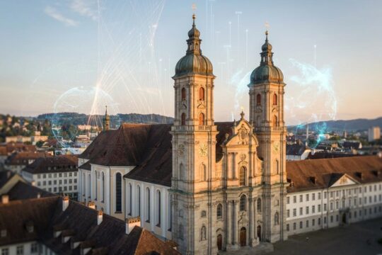 St.Gallen bei Goldener Stunde: Die Stiftskirche im Fokus, umrahmt von einem Netzwerk aus Lichtlinien und Datensphären, die aktuelle News St.Gallen symbolisieren.