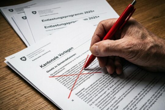 Eine Hand durchstreicht auf einem Schreibtisch das Dokument "Kantonale Vorlagen" mit rotem Stift. Visualisiert Teufen Kritik kantonale Vorlagen.