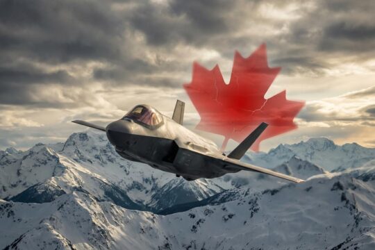 Ein schlanker F-35 Kampfjet fliegt dynamisch über schneebedeckte kanadische Berge. Ein rissiges Ahornblatt symbolisiert die Komplexität beim Kanada F-35 Kauf.