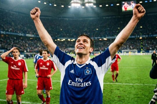 Jubelnder HSV-Spieler mit erhobenen Armen nach 2:2 im Spielbericht HSV Bayern. Enttäuschte Bayern im Hintergrund.