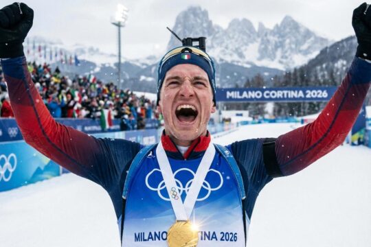 Ein jubelnder Athlet mit Medaille um den Hals, Schneeflocken tanzen in einer winterlichen Wettkampfstätte – die Olympische Winterspiele 2026 Ergebnisse.