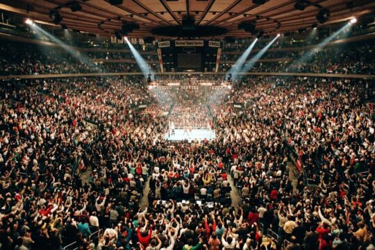 Der komplett ausverkaufte Madison Square Garden bei einem Boxkampf, der den Stevenson Lopez Zuschauerrekord im MSG bricht. Tausende jubelnde Fans.