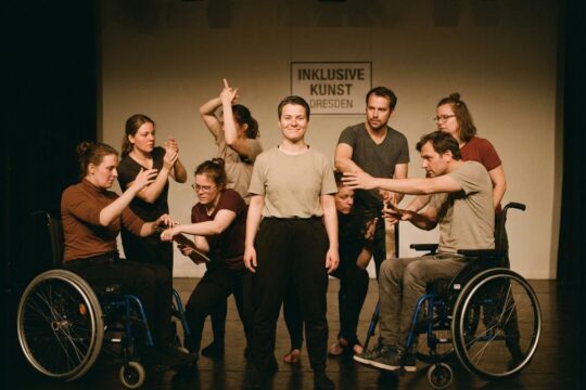Fünf Darsteller mit und ohne Behinderung in intensiver künstlerischer Zusammenarbeit auf einer gedämpften Theaterbühne. Das ist inklusive Kunst Dresden.