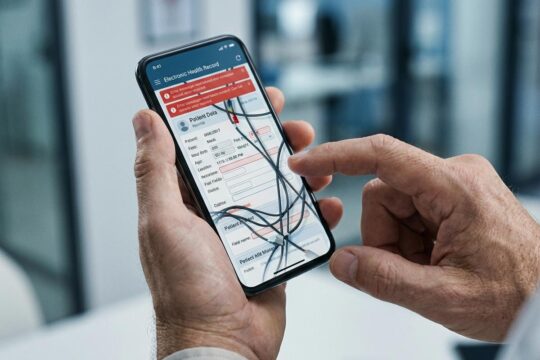 Hände tippen zögerlich auf ein Tablet. Das überladene, glitchende Interface mit roten Fehlermeldungen zeigt die elektronische Patientenakte Probleme.