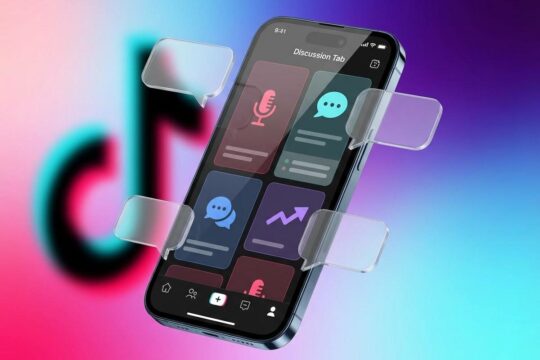 Modernes Smartphone zeigt den neuen TikTok Discussion Tab: Thematische Kacheln und schwebende Sprechblasen symbolisieren lebendige Community-Diskussionen auf der Plattform.