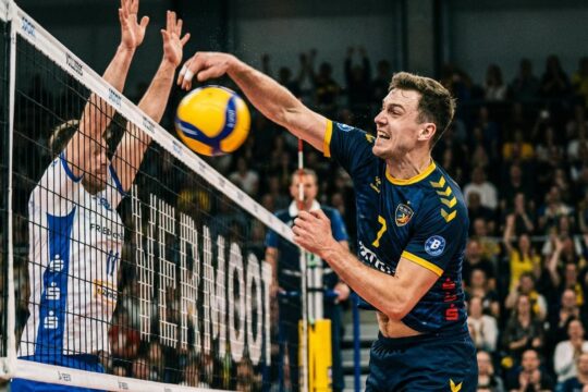 Ein athletischer Spieler der BR Volleys schmettert im packenden Duell gegen Friedrichshafen den Volleyball triumphierend über das Netz.